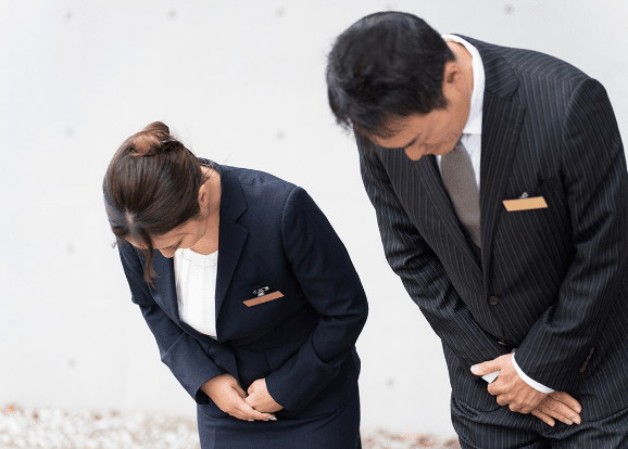 日本人スタッフが丁寧にお辞儀している画像